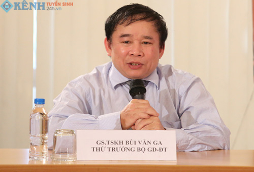 Ông Bùi Văn Ga trong buổi họp báo kỳ thi THPT Quốc gia 2016